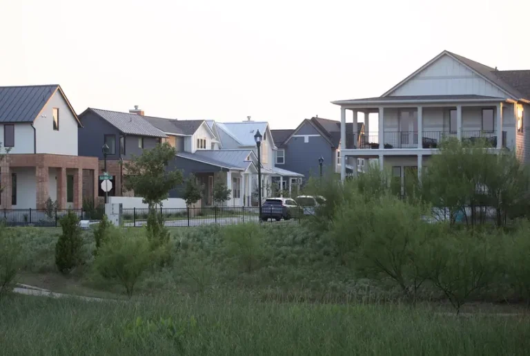 Homes in an East Austin neighborhood on Aug. 24, 2025. Credit: John Jordan/The Texas Tribune